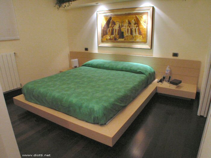 Ecco il letto Doge con box contenitore, comodini integrati con cassetti e prese elettriche.